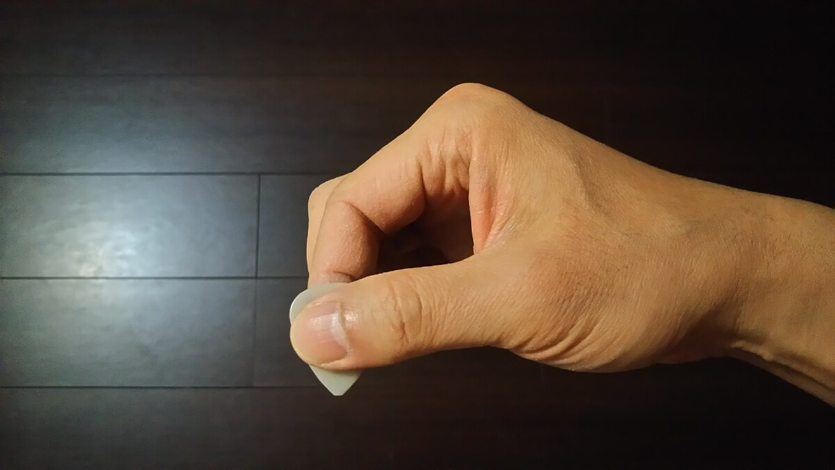 人差し指と親指とが同じ高さになるところまで人差し指をひいたところを別の角度からみる